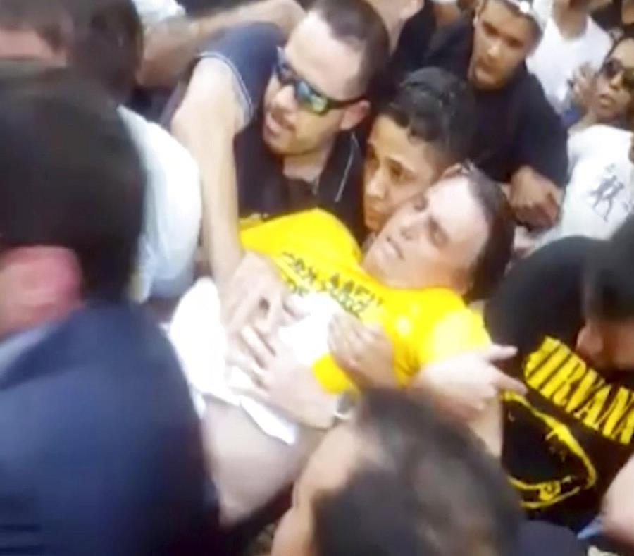 Bolsonaro es trasladado por varias personas tras ser apuñalado en un acto de campaña (semisquare-x3)