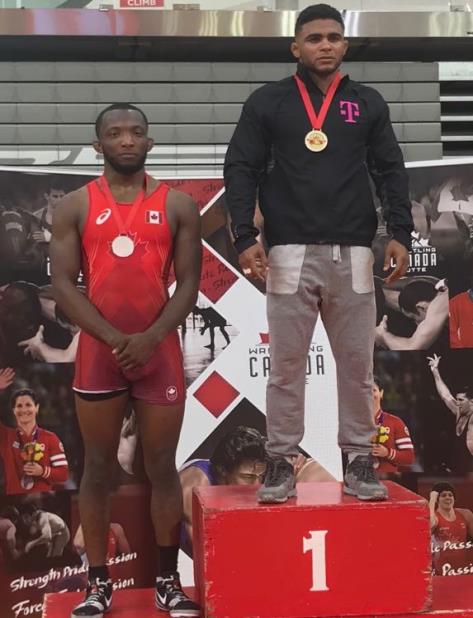 Franklin Gómez posa en el podio con su medalla de oro. (Suministrada) (vertical-x1)