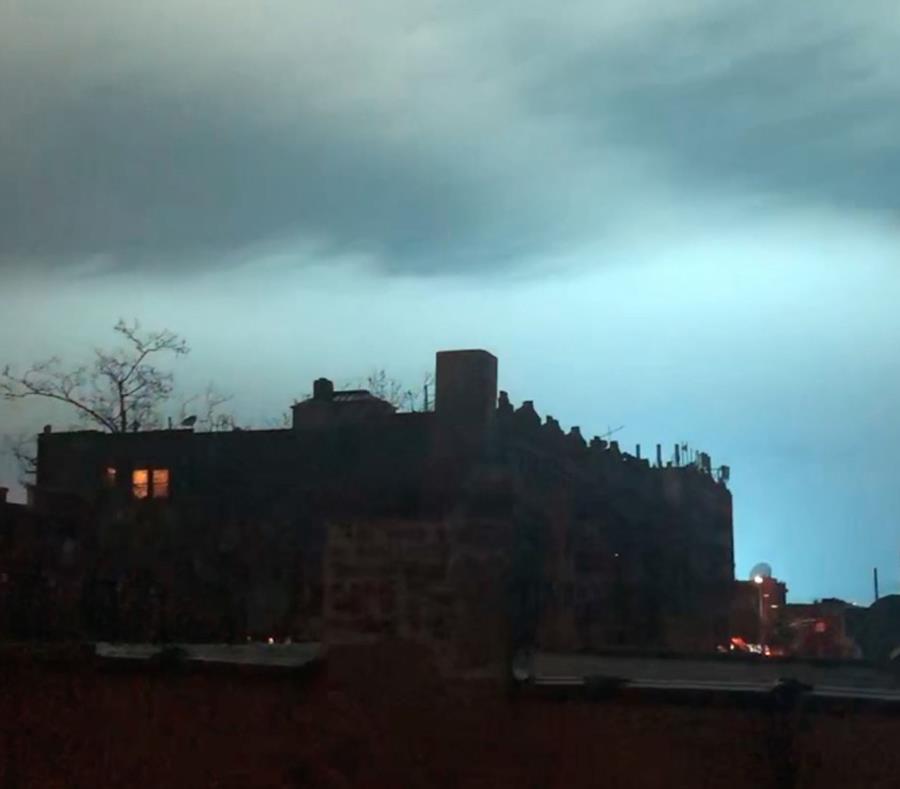 En esta imagen tomada de un video, una luz azul ilumina el cielo nocturno tras una explosión de un transformador eléctrico en el distrito de Queens. (AP / Sophie Rosenbaum) (semisquare-x3)