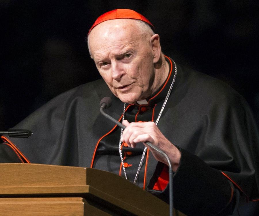 En esta imagen del 4 de marzo de 2015, el cardenal Theodore Edgar McCarrick durante un servicio funerario en South Bend, Indiana. (Robert Franklin/South Bend Tribune via AP, Pool, Archivo) (semisquare-x3)
