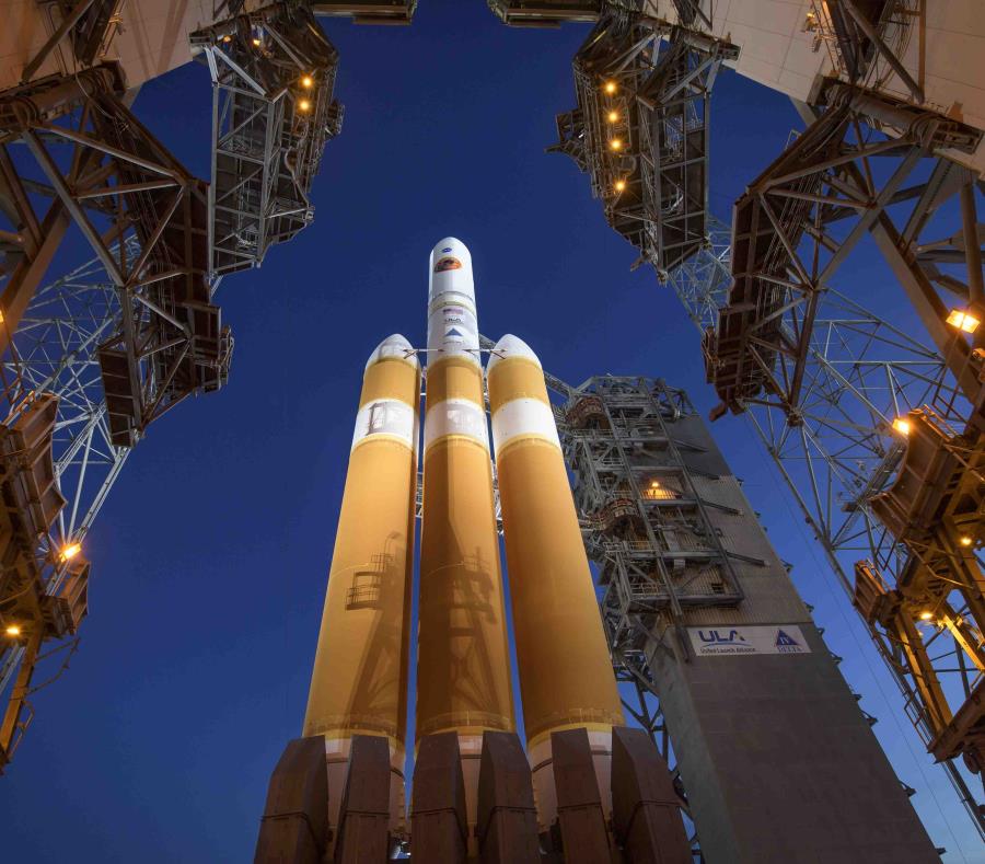 La Mobile Service Tower se aparta para mostrar el cohete United Launch Alliance Delta IV Heavy con la sonda solar Parker a bordo, el 11 de agosto de 2018, en el complejo de lanzamiento 37 de la estación de la Fuerza Aérea en Cabo Cañaveral, Florida. (NASA (semisquare-x3)