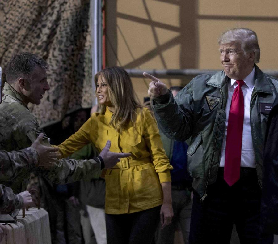 El presidente estadounidense Donald Trump y la primera dama Melania Trump saludan a soldados en la Base Aérea Al Asad. (semisquare-x3)