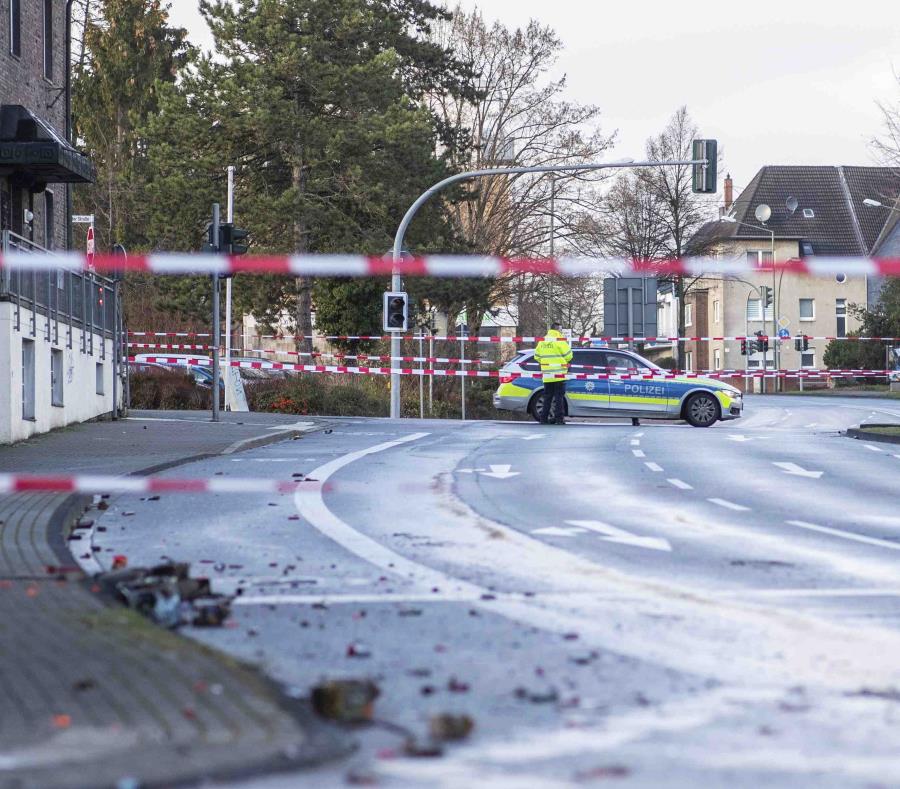La policía bloqueó una calle en Bottrop, Alemania, el martes, 1 de enero del 2019. (Marcel Kusch/dpa vía AP) (semisquare-x3)