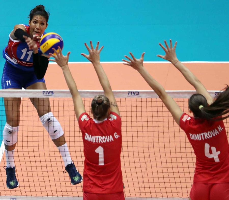 Karina Ocasio (rematando) se convirtió en la primera voleibolista puertorriqueña en firmar contrato para jugar en la liga de Indonesia. (semisquare-x3)