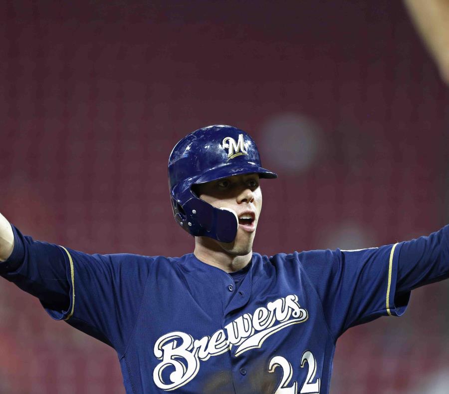 Christian Yelich celebra su triple conectado en la séptima entrada. (AP) (semisquare-x3)