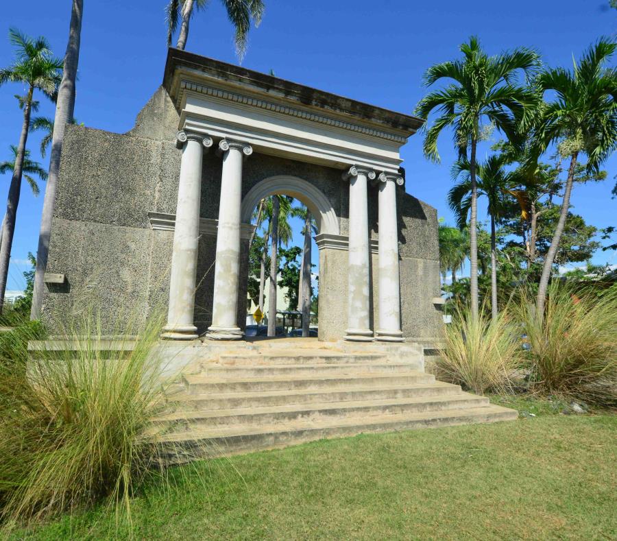 El pórtico del Recinto Universitario de Mayagüez (semisquare-x3)