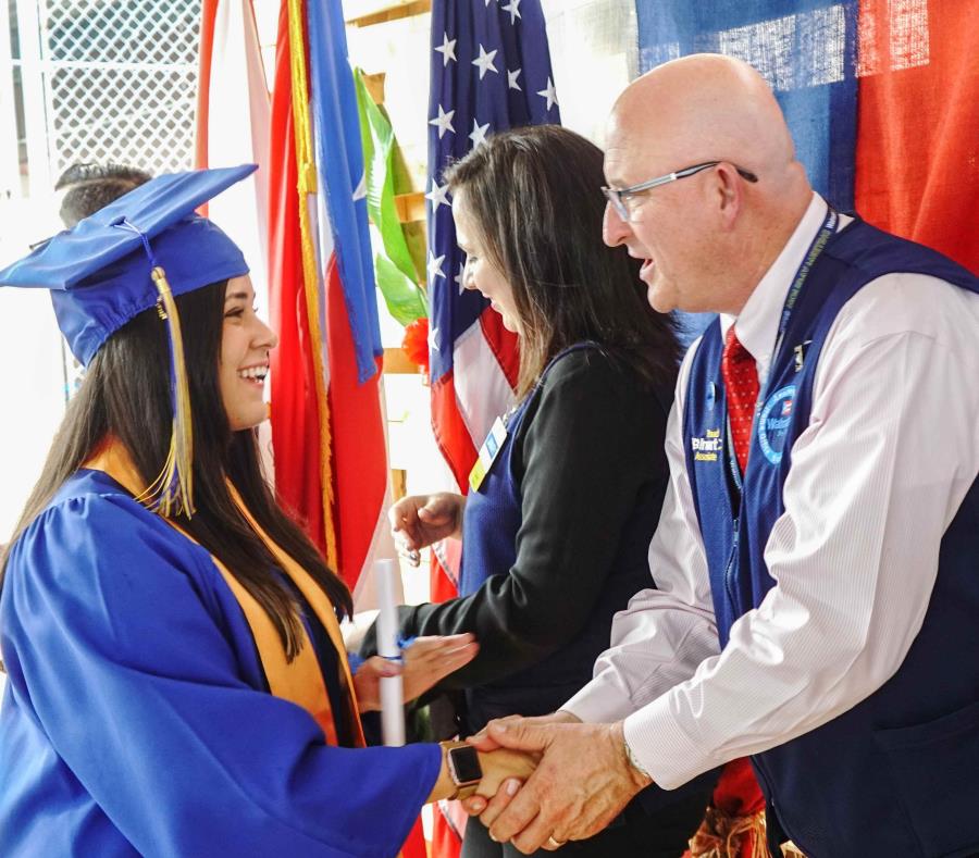 Hoy se graduaron 59 gerentes de departamento y supervisores por hora que participaron en la primera sesión del programa de capacitación. (Suministrada) (semisquare-x3)