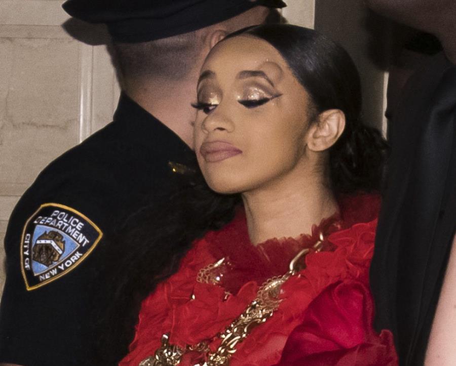 Cardi B, con un golpe en la frente, sale de la fiesta