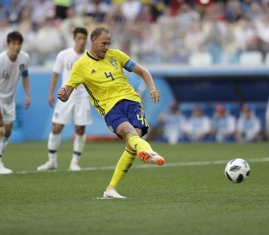Andreas Granqvist se apresta a tirar el gol de la victoria. (AP) (semisquare-x3)