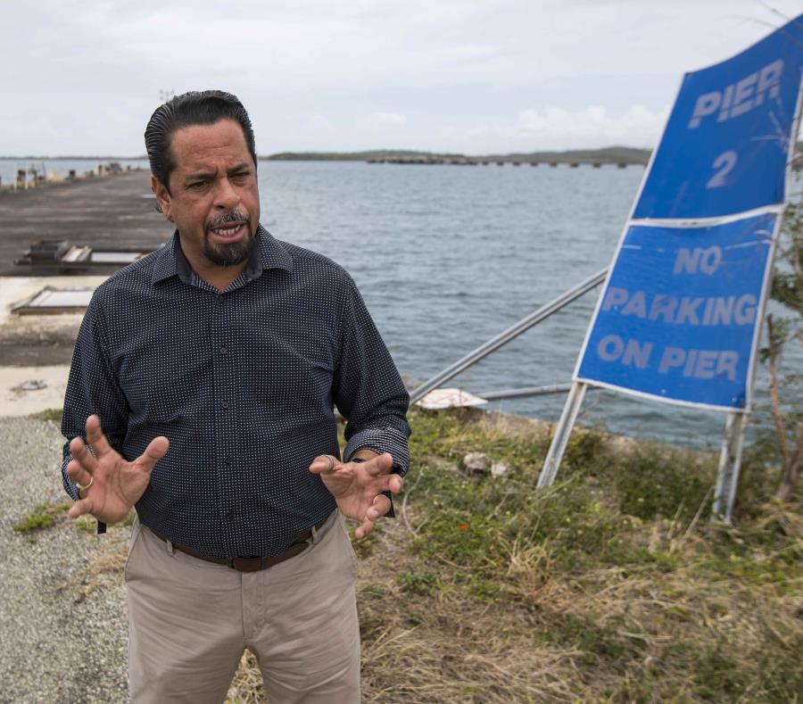 El alcalde de Ceiba, Angelo Cruz Ramos, habla frente al muelle 2 de la antigua base Roosevelt Roads. (GFR Media) (semisquare-x3)