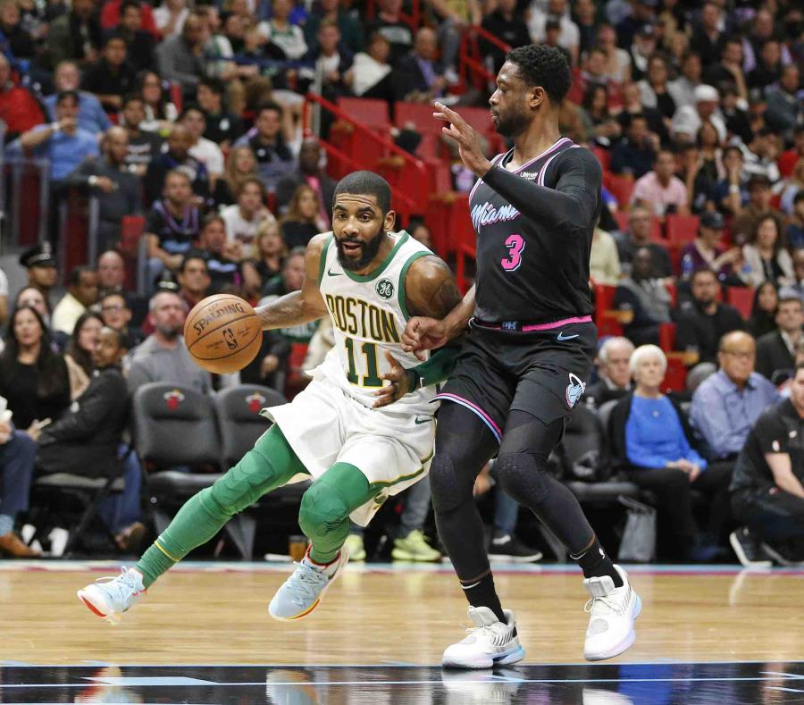 Kyrie Irving, de los Celtics, maneja el balón contra Dwyane Wade. (AP) (semisquare-x3)