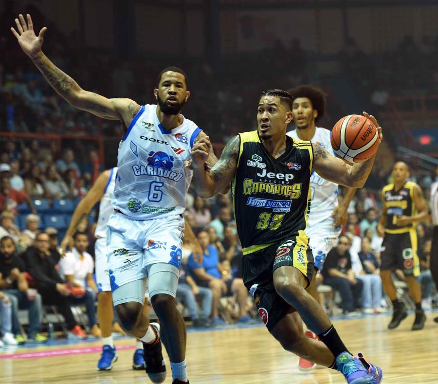 Chris Ortiz, aquí en gestión defensiva, fue colíder anotador por Fajardo con 17 puntos en el triunfo sobre Arecibo. (semisquare-x3)