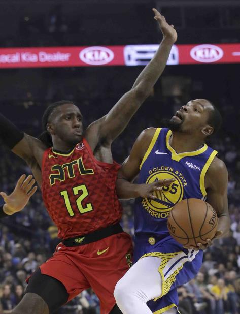 Kevin Durant no pudo hacer el último intento al canasto en el final del tiempo reglamentario el lunes, pero ayer ante Atlanta anotó un canasto clave en el último minuto en el triunfo de los Warriors. (vertical-x1)