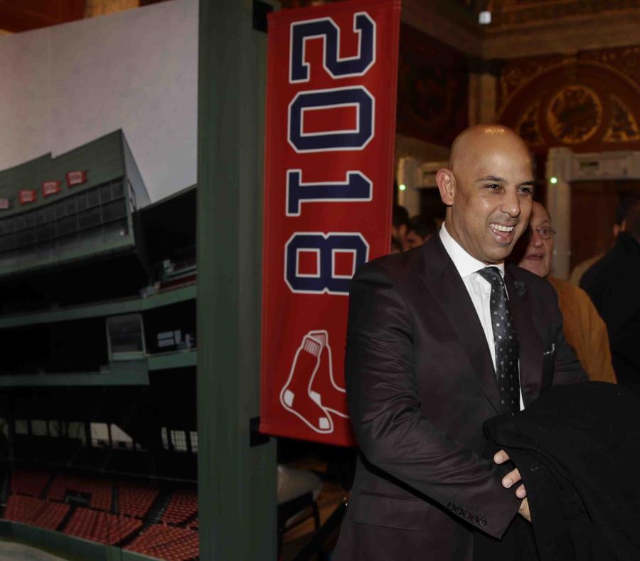 El manager de los Medias Rojas de Boston, el puertorriqueño Alex Cora, sonríe mientras camina por la carpeta roja previo a la premier de