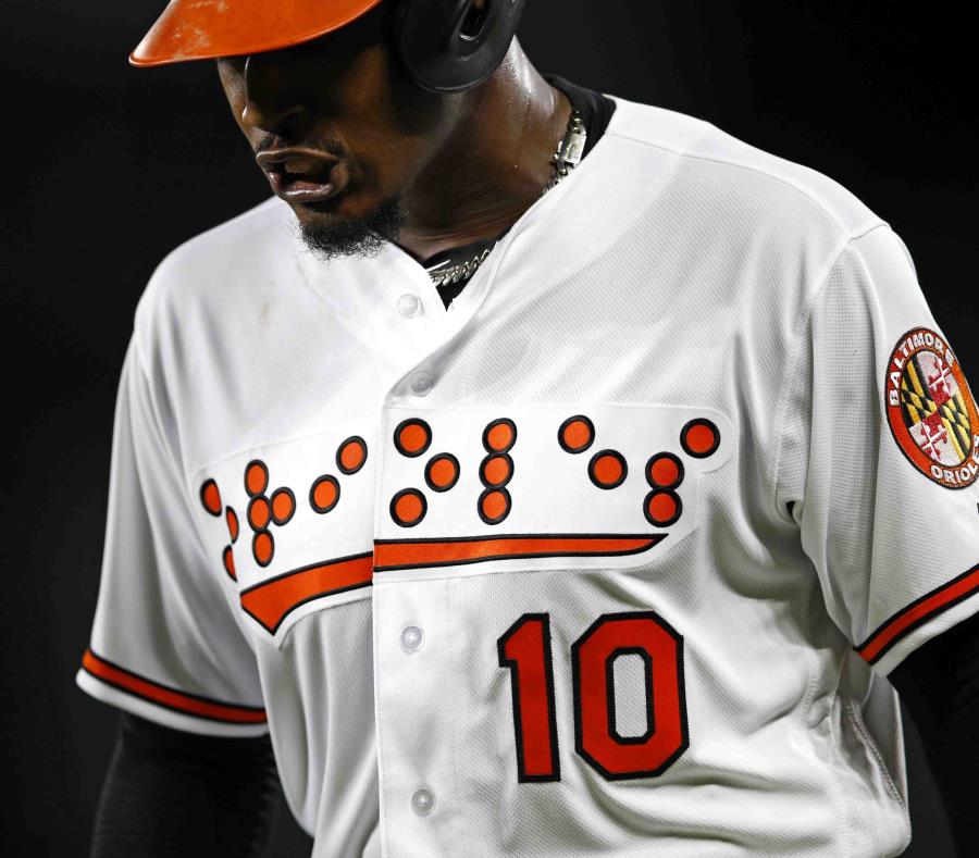 Adam Jones viste el uniforme que lee