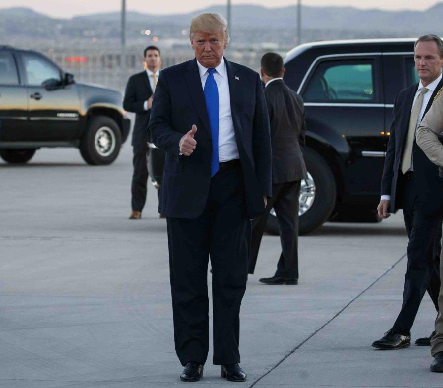 El presidente Donald Trump hace un gesto de aprobación luego de llegar al aeropuerto internacional McCarran, en Las Vegas, para acudir a un acto proselitista. (AP) (semisquare-x3)