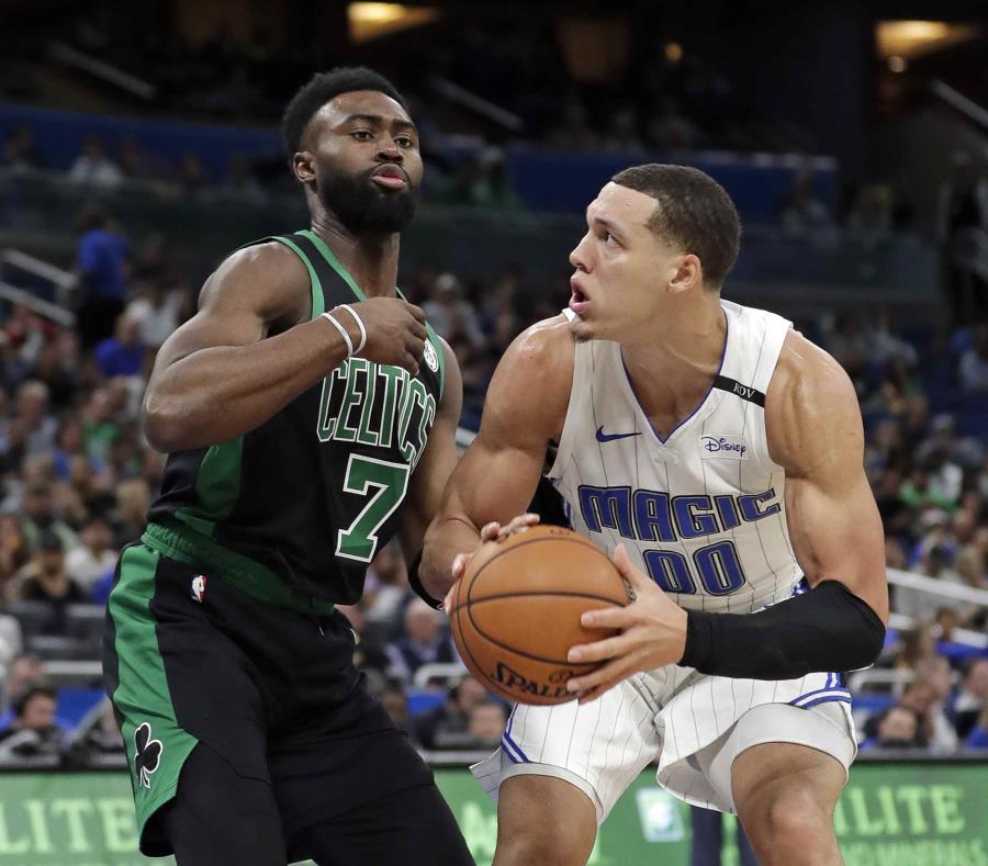 El jugador del Magic de Orlando, Aaron Gordon (00) busca lanzar ante Jaylen Brown (7) de los Celtics de Boston durante la primera mitad del juego de la NBA, el sábado 12 de enero de 2019 en Orlando, Florida. (AP) (semisquare-x3)