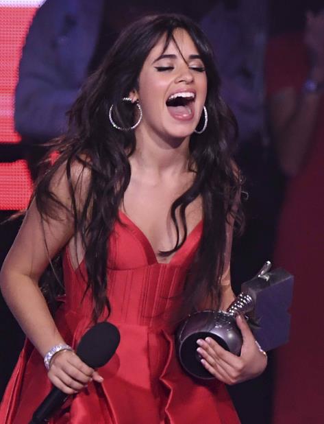 Camila Cabello ganó mejor artista. (AP) (vertical-x1)