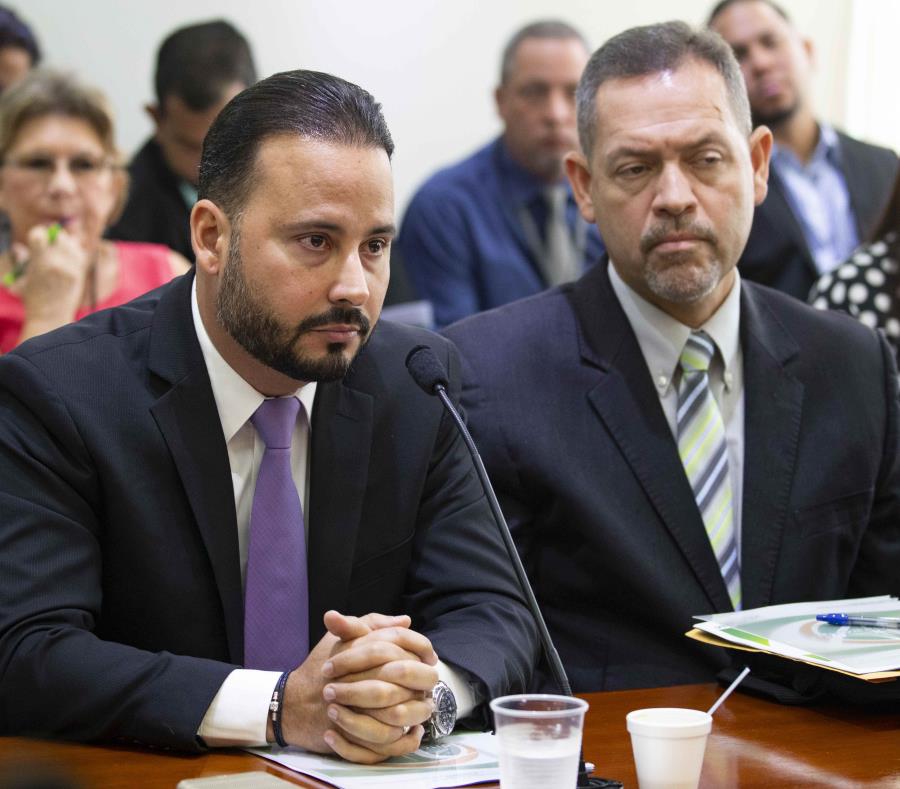El alcalde de Villalba, Luis Javier Hernández Ortiz, junto al alcalde de Orocovis, Jesús Edgardo Colón, testifica ante la Comisión cameral de Desarrollo Económico, Planificación, Telecomunicaciones y Alianzas Públicas, Privadas y de Energía. (semisquare-x3)