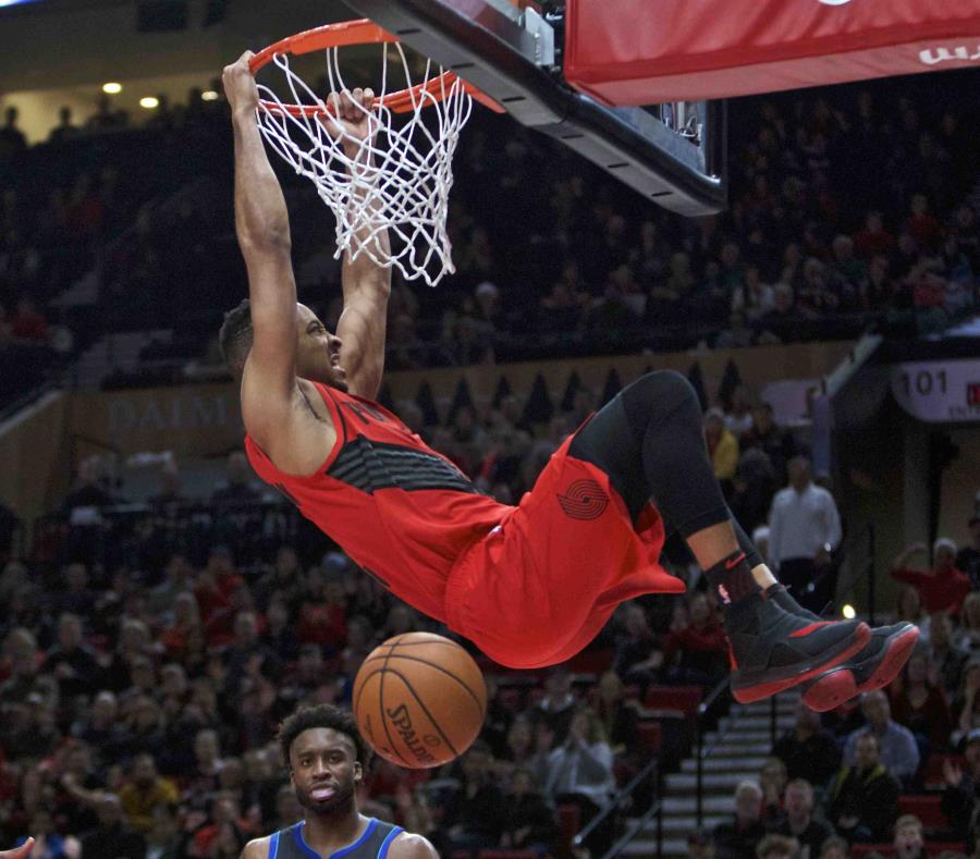 CJ McCollum, base de los Trail Blazers de Portland, realiza una clavada en el tiempo extra del partido ante los Mavericks de Dallas, el domingo 23 de diciembre de 2018 (AP) (semisquare-x3)