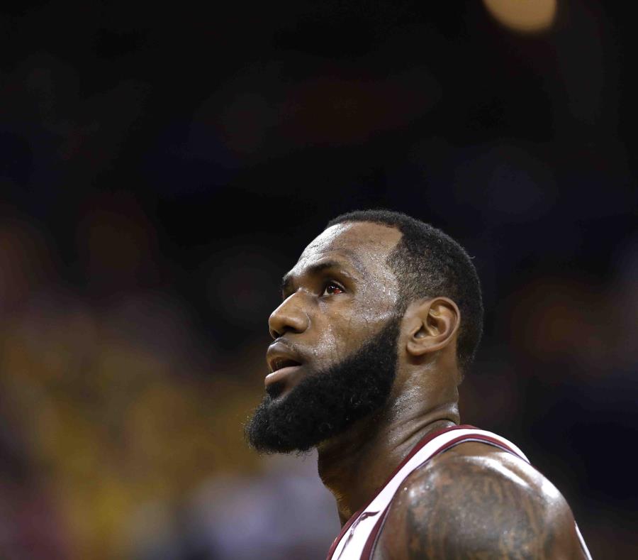 No es la primera vez que LeBron James ha estado abajo 2-0 en las finales de la NBA. (AP) (semisquare-x3)