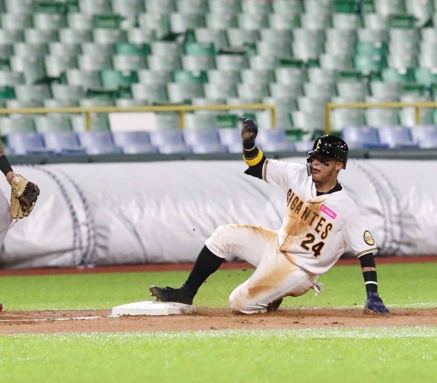 Isan Díaz remolcó cuatro carreras en el partido, incluyendo dos en el octavo inning con sencillo para ampliar la delantera 7-3. (semisquare-x3)