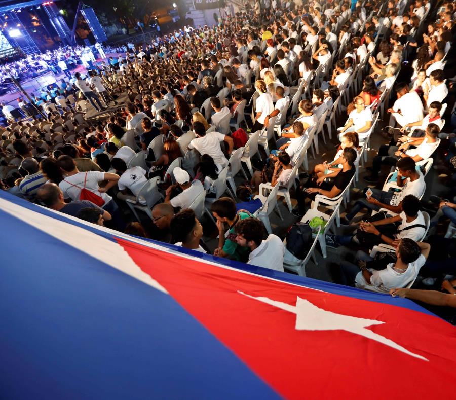 Universitarios participan de una velada conmemorativa en la Universidad de La Habana. (EFE / Ernesto Mastrascusa) (semisquare-x3)