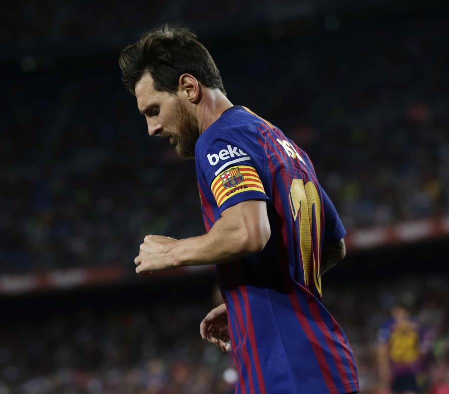 Lionel Messi mira hacía abajo durante el juego. (AP) (semisquare-x3)