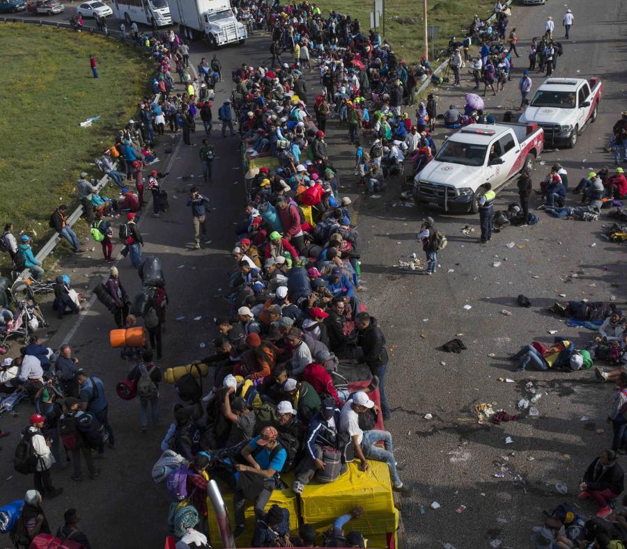 Autobuses interurbanos de Guadalajara custodiados por la policía trasladaron a muchos migrantes desde la frontera del estado de Jalisco hasta el auditorio habilitado para recibirlos. (semisquare-x3)