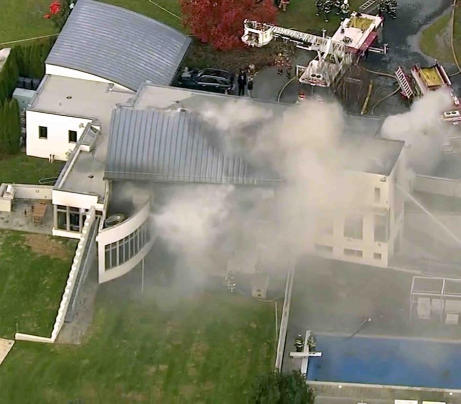 En esta imagen tomada de un video proporcionado por WABC, se muestra a los bomberos combatir un incendio fatal el martes 20 de noviembre de 2018, en Colts Neck, Nueva Jersey. (WABC vía AP) (semisquare-x3)
