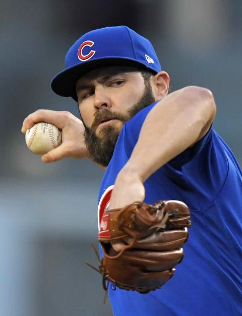 En imagen de archivo del 26 de mayo de 2017, el abridor Jake Arrieta, de los Cachorros de Chicago, lanza en el primer inning del juego ante los Dodgers, en Los Ángeles. (vertical-x1)