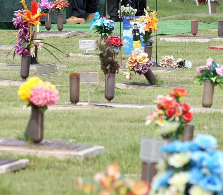 En la imagen se observa un grupo de floreros de bronce en un cementerio. (GFR Media) (semisquare-x3)