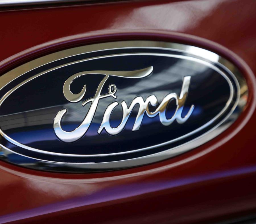 Esta fotografía de archivo del 15 de febrero de 2018 muestra el logotipo de Ford en un vehículo en el Pittsburgh Auto Show en Pittsburgh. (semisquare-x3)