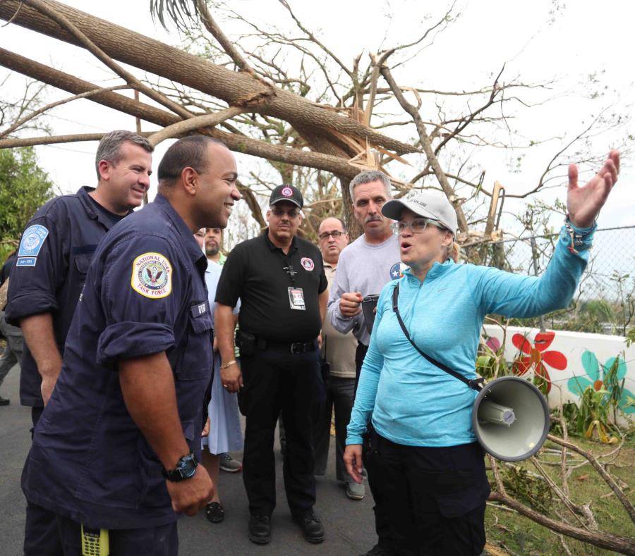 La alcaldesa de San Juan, Carmen Yulín Cruz, visitó el sector Santa Teresita junto a personal de FEMA tras el paso del huracán María. (GFR Media) (semisquare-x3)