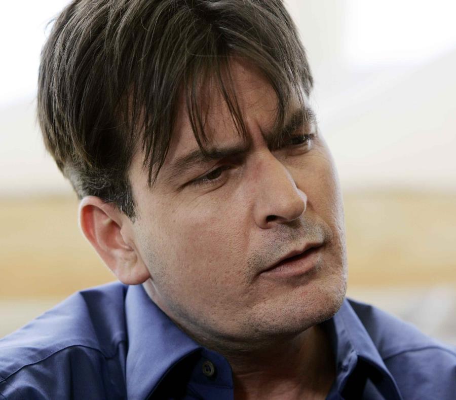 Charlie Sheen pide a