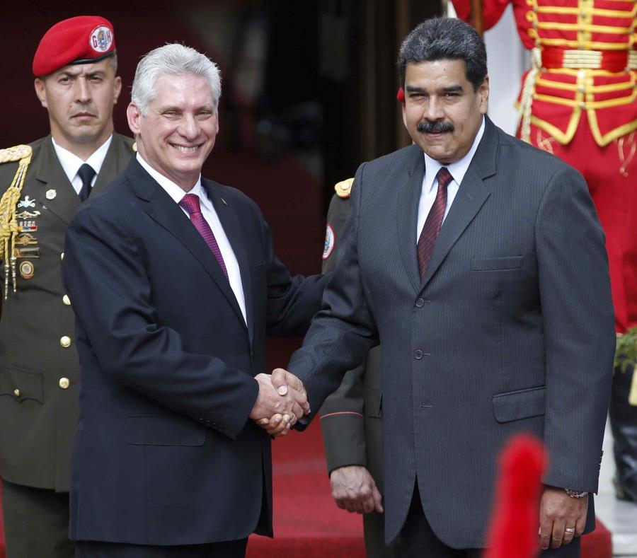 El presidente cubano Miguel Díaz-Canel fue recibido por el reelecto presidente de Venezuela Nicolás Maduro. (AP / Ariana Cubillos) (semisquare-x3)