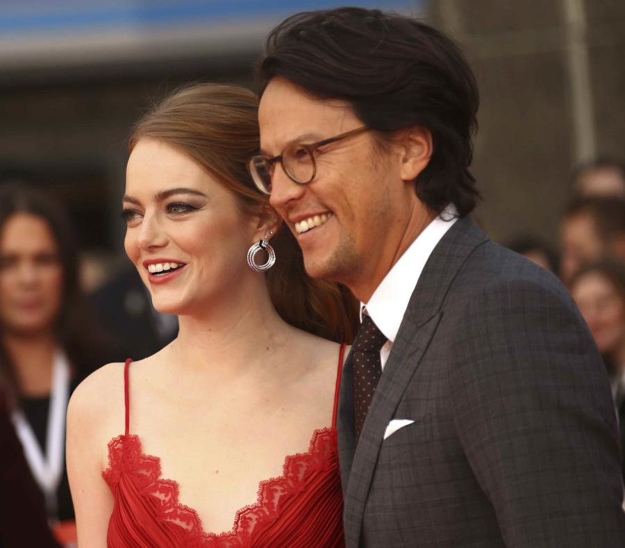 El director Cary Joji Fukunaga, junto a la actriz Emma Stone, comenzará a filmar la nueva secuela de James Bond en marzo próximo. (AP) (semisquare-x3)