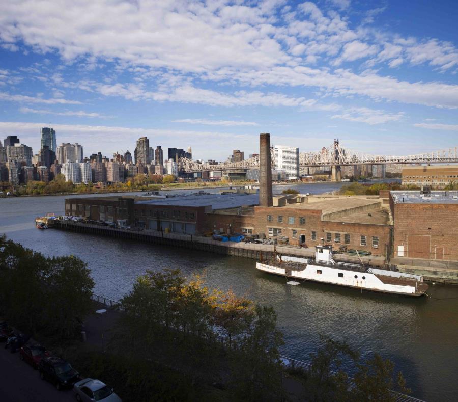 En esta imagen, tomada el 7 de noviembre de 2018, un viejo transbordador fondeado junto a un almacén industrial en Anable Basin, Long Island, en Queens, Nueva York (semisquare-x3)