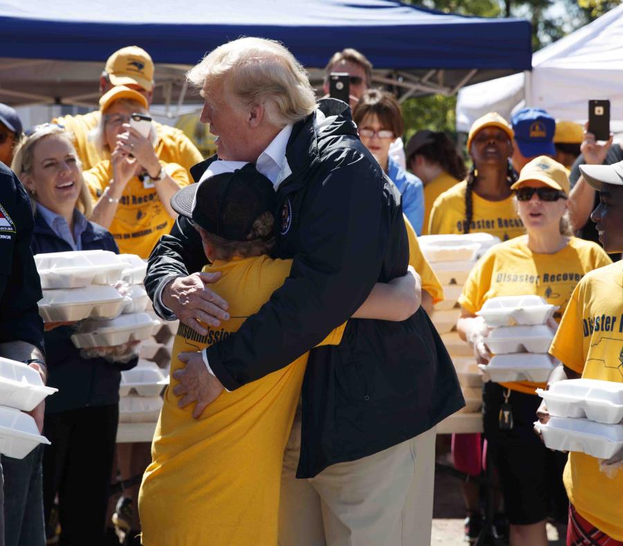 Donald Trump abraza a un niño durante una entrega de comidas en una iglesia bautista en New Bern, Carolina del Norte. (AP) (semisquare-x3)