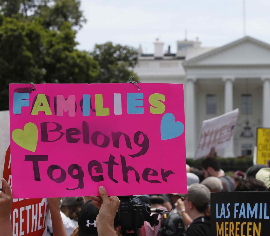 Una protesta frente a la Casa Blanca en contra de las separaciones de familias. (semisquare-x3)