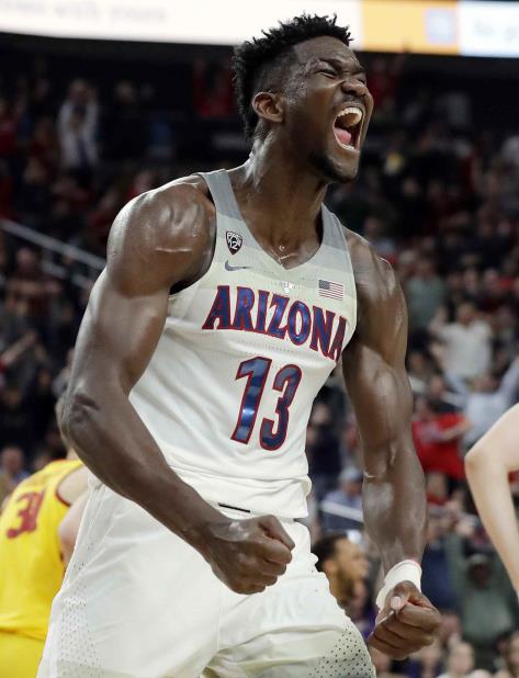 Deandre Ayton reacciona después de un donqueo. (AP) (vertical-x1)