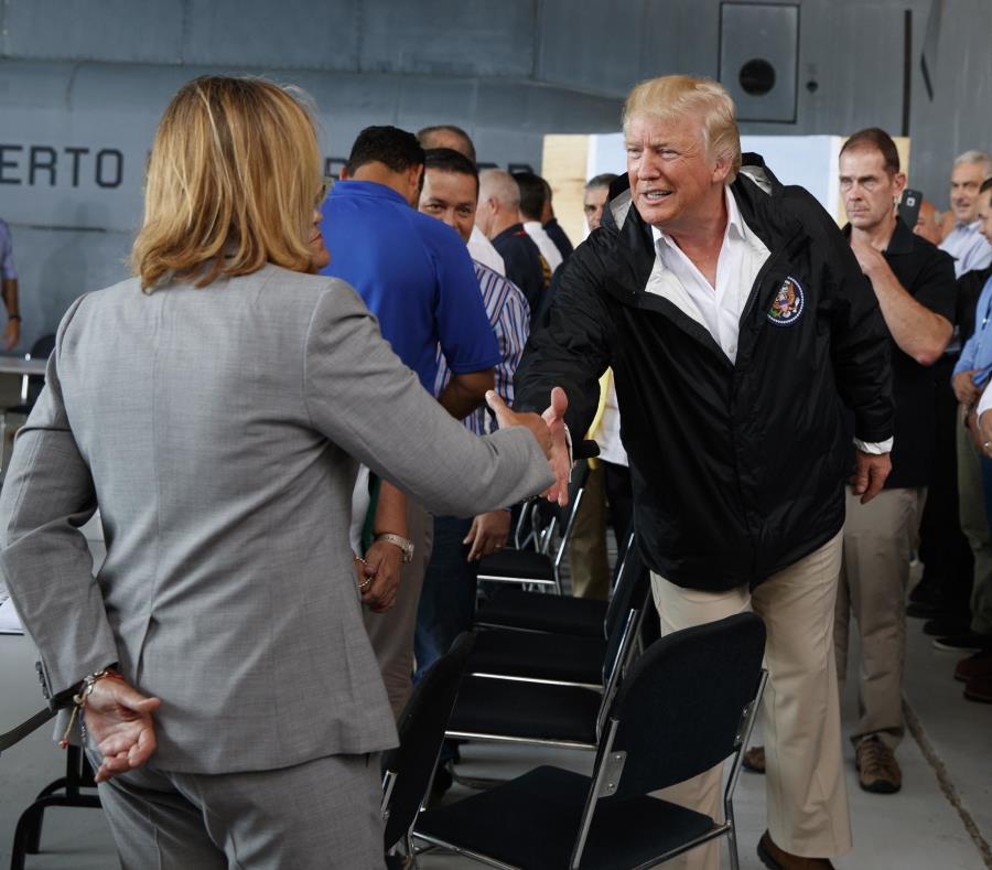 Trump saluda a Cruz durante su visita a Puerto Rico el pasado octubre. (AP) (semisquare-x3)