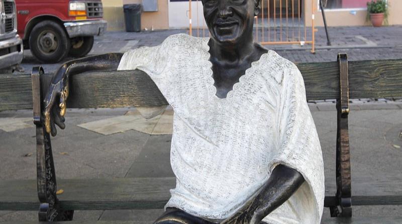 Detalle o enfoque a la camisa de la escultura de Tite Curet Alonso en la plaza de armas del viejo san juan.