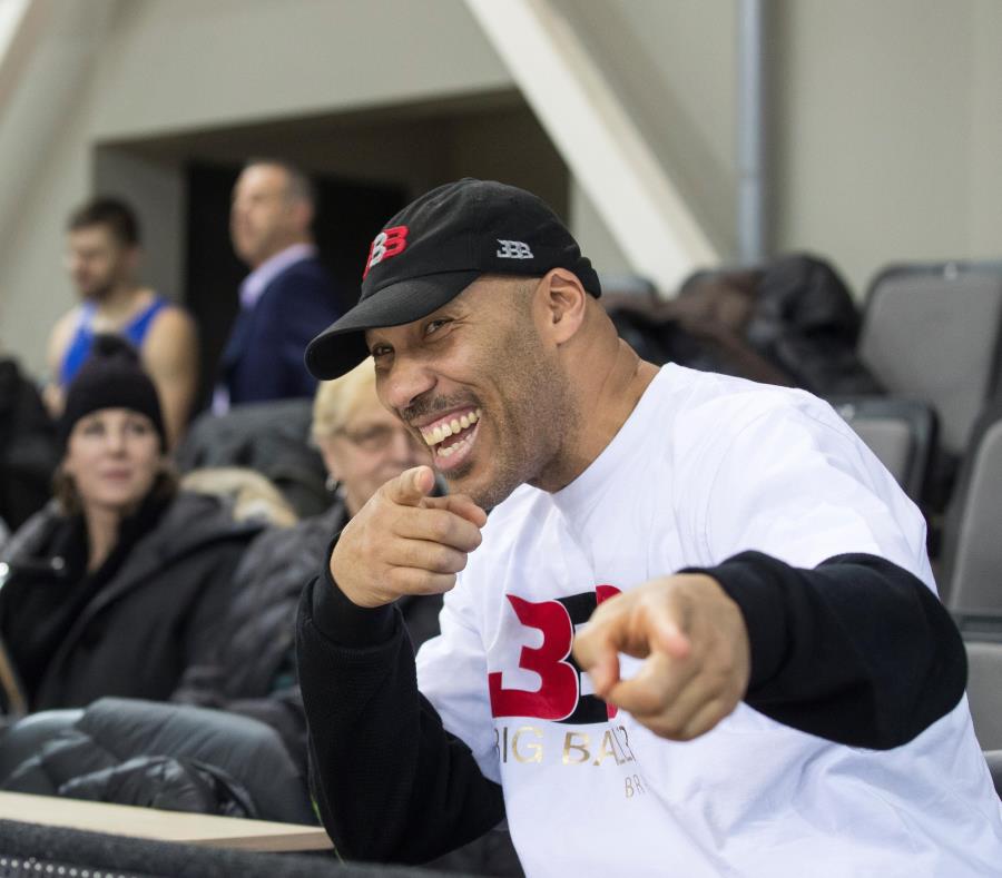 Sin jugar en la NBA, LaVar Ball (arriba) se ha convertido en una figura muy reseñada en los medios esta temporada con el tema de su hijo Lonzo y los Lakers. (AP) (semisquare-x3)