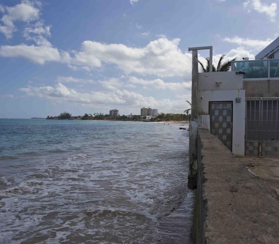 Imagen del año 2015 del muro que divide el mar de Ocean Park de algunas de las residencias ubicadas en la calle Málaga. Las playas de San Juan son algunas de las más afectadas por la erosión costera. (semisquare-x3)