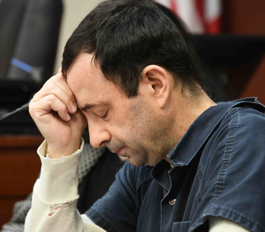 Larry Nassar, el doctor de la federación estadounidense, fue sentenciado a cumplir de 40 a 175 años de cárcel por abuso sexual. (Dale G. Young / Detroit News vía AP) (semisquare-x3)