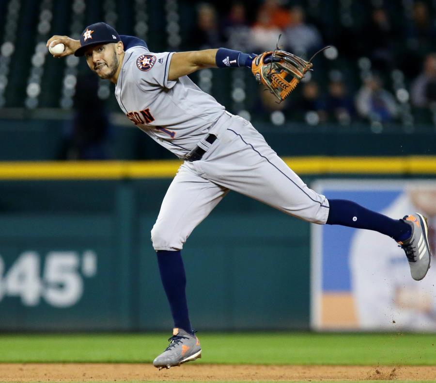 Aunque ha estado frío con el madero, Carlos Correa solo ha cometido seis errores en 102 partidos. (AP) (semisquare-x3)