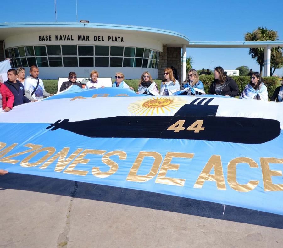 Familiares de los tripulantes del submarino argentino ARA San Juan, que estuvo desaparecido más de un año en el Atlántico (semisquare-x3)