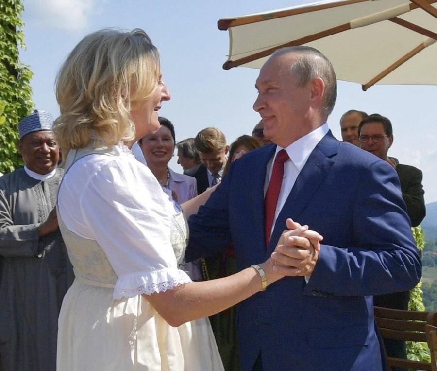 Putin asiste a la boda de una ministra austriaca y desata la polémica (semisquare-x3)