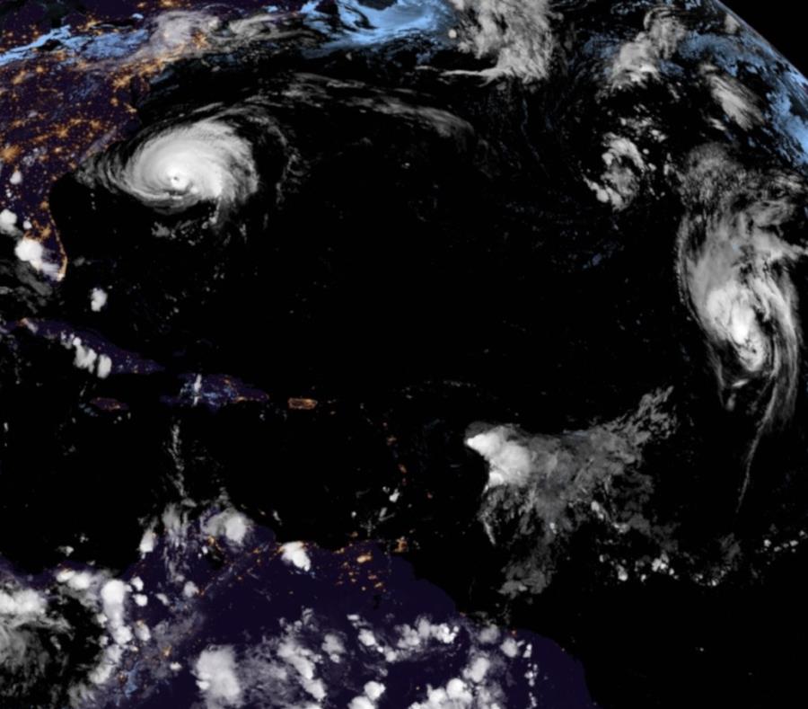 Vista del satélite GOES-16 que muestra los dos huracanes y las dos tormentas tropicales que atraviesan el océano Atlántico. (Captura / NOAA) (semisquare-x3)